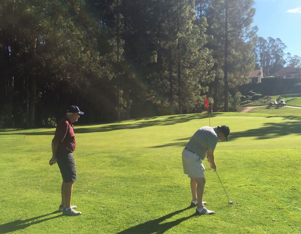 golfer lining up shot